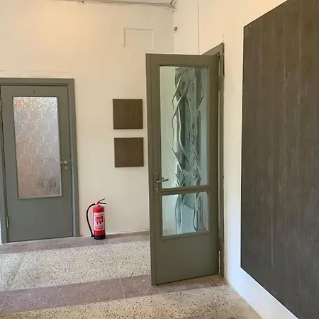 아파트 An Unique Spacious Property With Terass