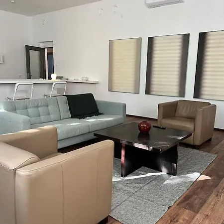 아파트 An Unique Spacious Property With Terass