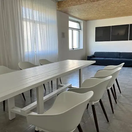 아파트 An Unique Spacious Property With Terass